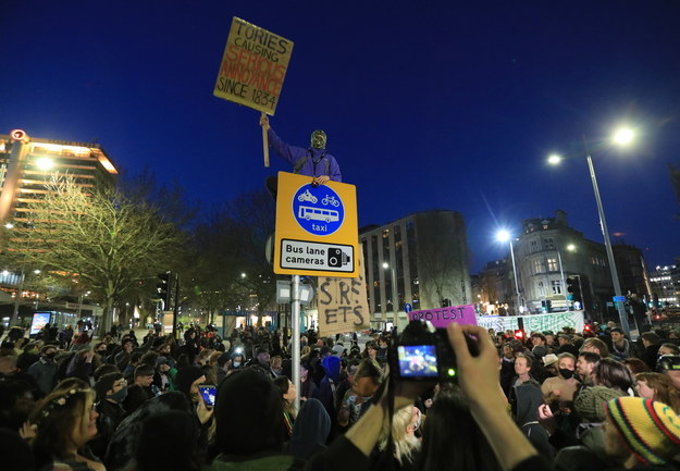 Protestujący podczas manifestacji trzymali plakaty z napisem „Kill The Bill” /JON ROWLEY /PAP/EPA