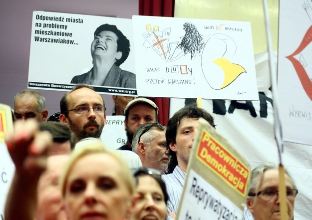 Protestujący podczas obrad Rady Warszawy /Leszek Szymański /PAP