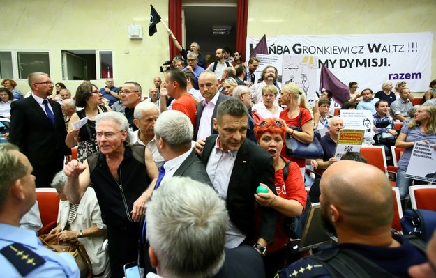 Protestujący podczas obrad sesji Rady Warszawy /Leszek Szymański /PAP