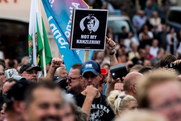 Protestujący podczas wiecu Angeli Merkel w Annaberg-Buchholz /FILIP SINGER /PAP/EPA