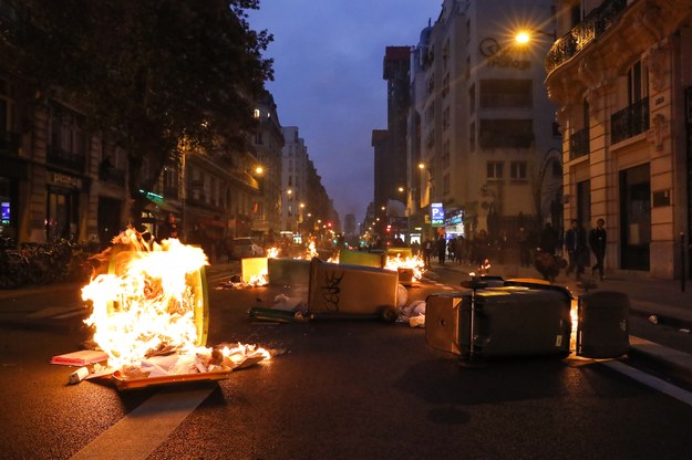 Protestujący podpalili barykady w Paryżu /Teresa Suarez /PAP/EPA