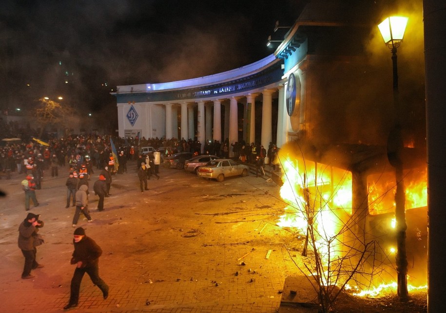 Protestujący podpalili milicyjny autobus /OLEG PETRASIUK /PAP/EPA