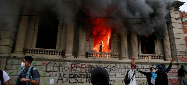Protestujący podpalili parlament Gwatemali /ESTEBAN BIBA /PAP/EPA