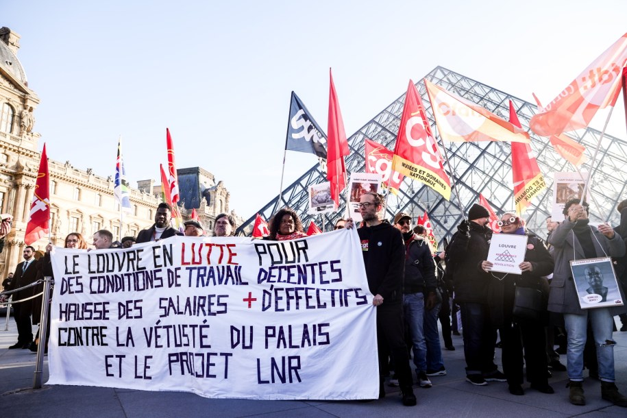 Protestujący pracownicy Luwru /Teresa Suarez /PAP/EPA