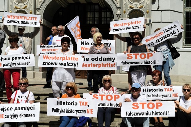 Protestujący przeciwko procedowanemu w Sejmie projektowi ustawy dotyczącej budowy Muzeum Westerplatte i Wojny 1939 w Gdańsku / 	Adam Warżawa    /PAP