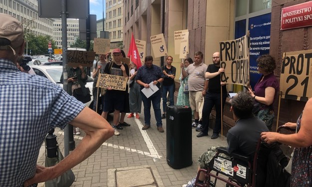 Protestujący przed budynkiem Ministerstwa Rodziny i Polityki Społecznej /Michał Dobrołowicz /RMF FM