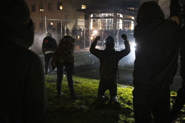 Protestujący przed budynkiem policji /TIM EVANS /PAP/EPA