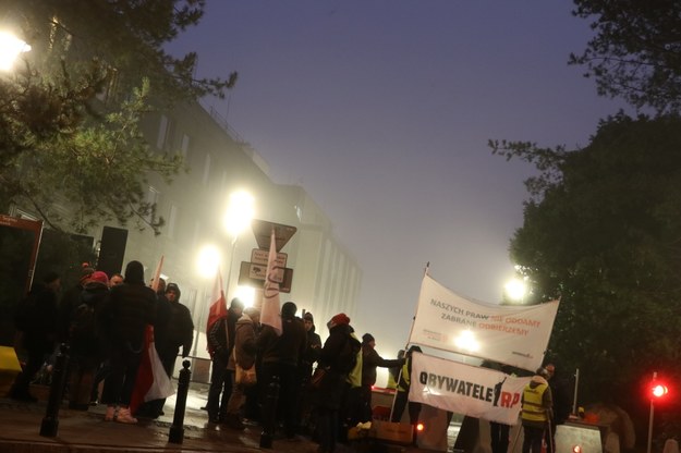Protestujący przed budynkiem Sejmu /Patryk Michalski /RMF FM