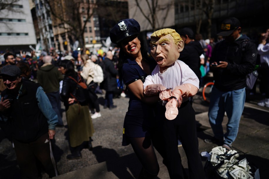 Protestujący przed gmachem sądu /WILL OLIVER  /PAP/EPA
