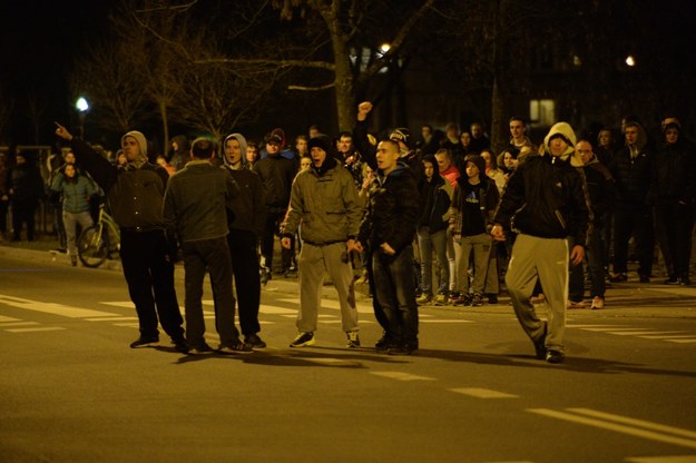 Protestujący przed Komendą Powiatową Policji w Legionowie /Jacek Turczyk /PAP