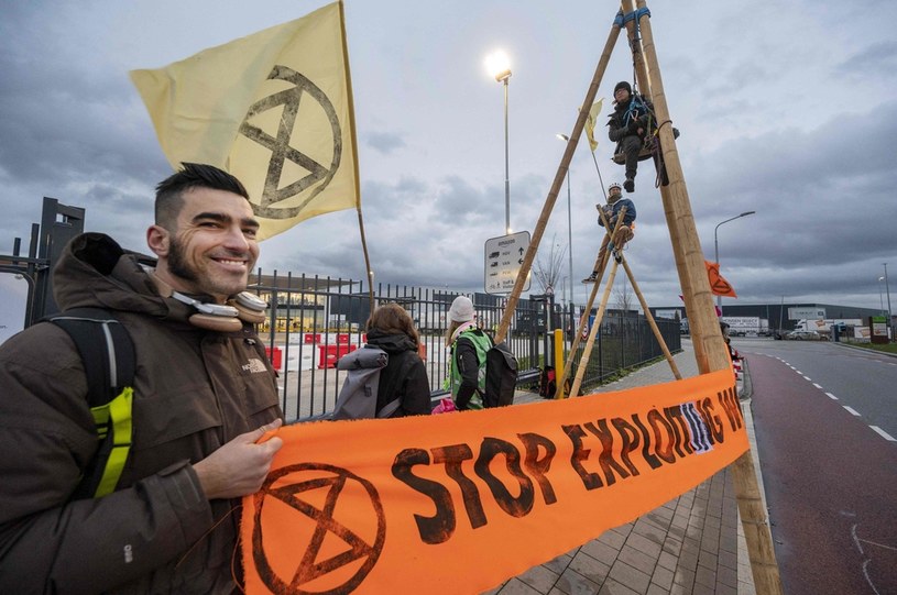 Protestujący przed magazynem Amazona w Rozenburg-Schiphol /EVERT ELZINGA    /AFP