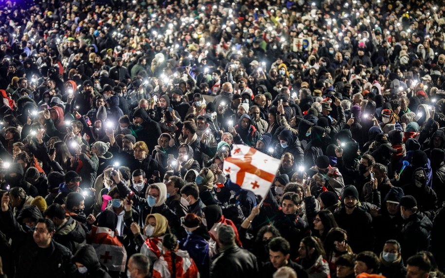 Protestujący przed parlamentem w Tbilisi /David Mdzinarishvili  /PAP/EPA