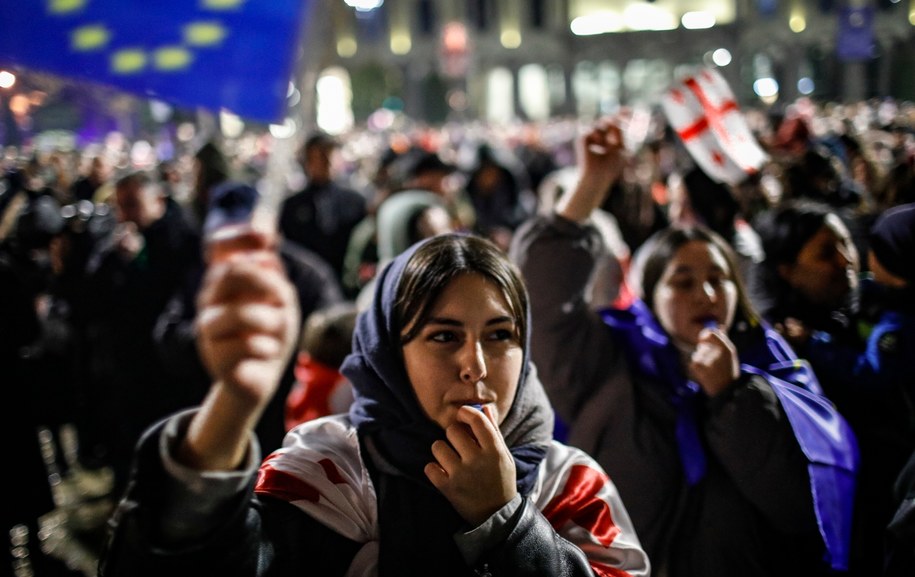 Protestujący przed parlamentem w Tbilisi /David Mdzinarishvili  /PAP/EPA