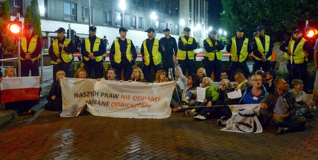 Protestujący przed Sejmem /Marcin Obara /PAP