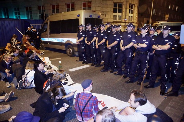 Protestujący przed Sejmem /Tomasz Gzell /PAP