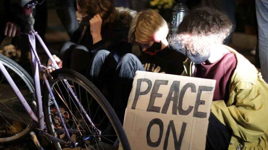 Protestujący przed Sejmem /Jakub Rutka /RMF FM