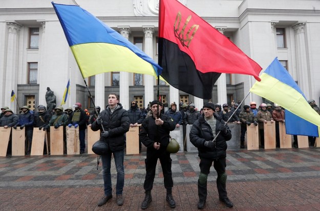Protestujący przed siedzibą parlamentu /MAXIM SHIPENKOV    /PAP/EPA
