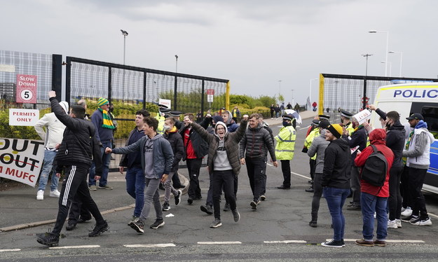 Protestujący przed stadionem Old Trafford /Tim Keeton /PAP/EPA