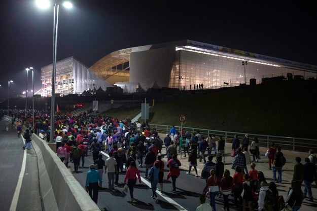 Protestujący przed stadionem w Sao Paulo /Sebastiăo Moreira /PAP/EPA