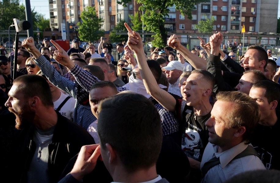 Protestujący przed teatrem /PAP/Tomasz Gzell /PAP