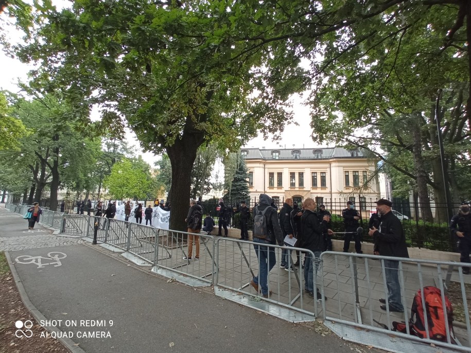 Protestujący przed TK /Maciej Sztykiel /RMF FM