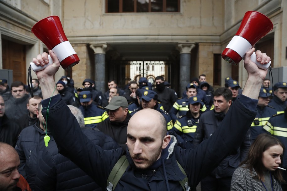 Protestujący przed wejściem do parlamentu /ZURAB KURTSIKIDZE /PAP/EPA