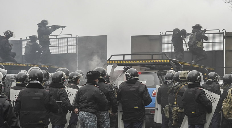 Protestujący przejęli kontrolę nad lotniskiem w Ałmatach w środę /PAP/EPA/STR /PAP