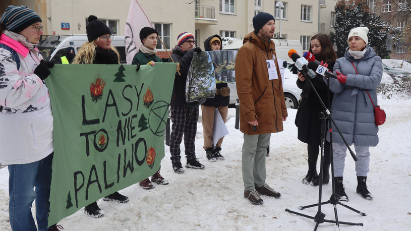 Protestujący przekazali swoje postulaty do Ministerstwa Klimatu i Środowiska. Mimo protestu pod siedzibą resortu, jego przedstawiciele nie chcieli rozmawiać z aktywistami /Jakub Wojajczyk /INTERIA.PL