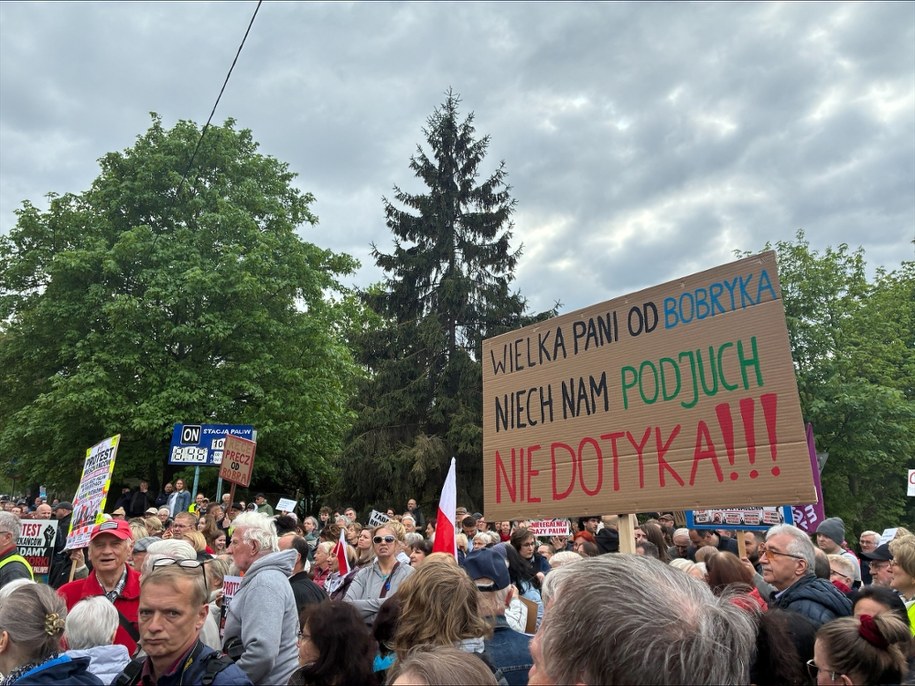 Protestujący przeszli ulicą Metalową na Plac Wolności, niosąc transparenty z hasłami przeciwko inwestycji /Anna Pałamar /RMF FM