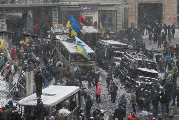 Protestujący przy spalonych pojazdach na jednej z kijowskich ulic /PAP/EPA/SERGEY DOLZHENKO /PAP/EPA