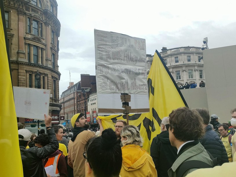 Protestujący przypominają o skandalach Windsorów /Wiktor Kazanecki /INTERIA.PL