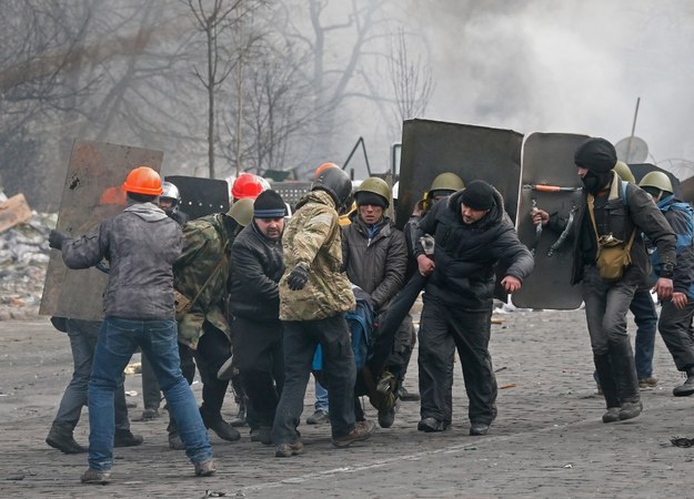 Protestujący ranni na Majdanie /SERGEY DOLZHENKO /PAP/EPA