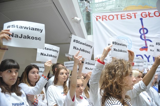 Protestujący rezydenci podczas konferencji w Dziecięcym Szpitalu Klinicznym przy ul. Żwirki i Wigury w Warszawie / 	Marcin Obara  /PAP