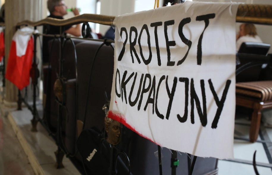 Protestujący rodzice w Sejmie /Leszek Szymański /PAP