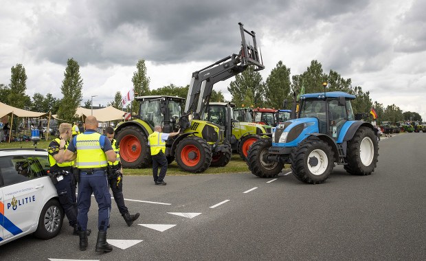 Protestujący rolnicy po raz kolejny blokują autostrady w Holandii