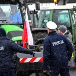 Protestujący rolnicy próbowali siłą wejść do urzędu w Bydgoszczy. Poszkodowana dziennikarka