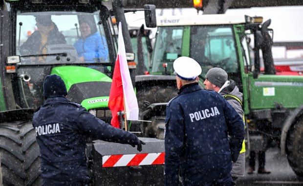 Protestujący rolnicy próbowali siłą wejść do urzędu w Bydgoszczy. Poszkodowana dziennikarka