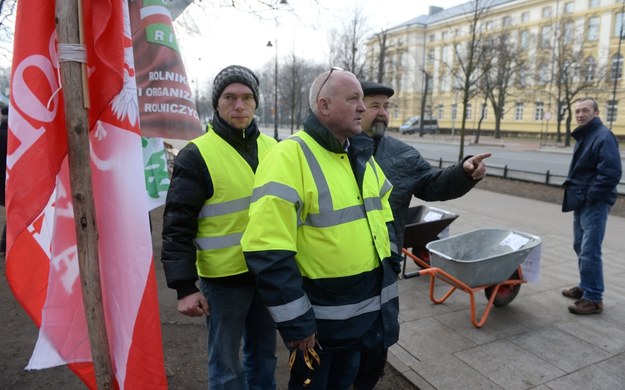 Protestujący rolnicy przed KPRM /Bartłomiej Zborowski /PAP