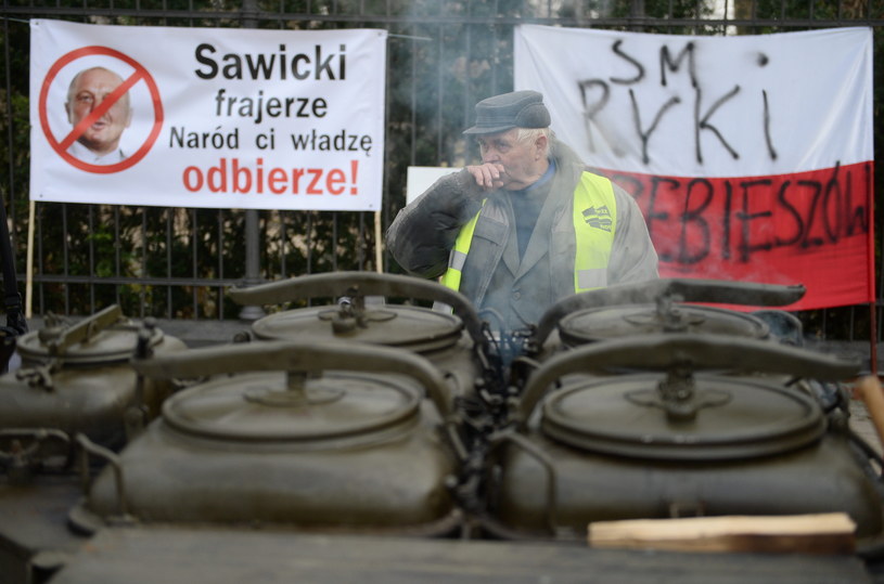 Protestujący rolnicy przed KPRM /Bartłomiej Zborowski /PAP