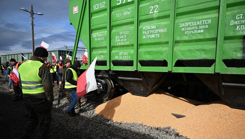Protestujący rolnicy wysypali ukraińskie zboże z wagonów w Medyce