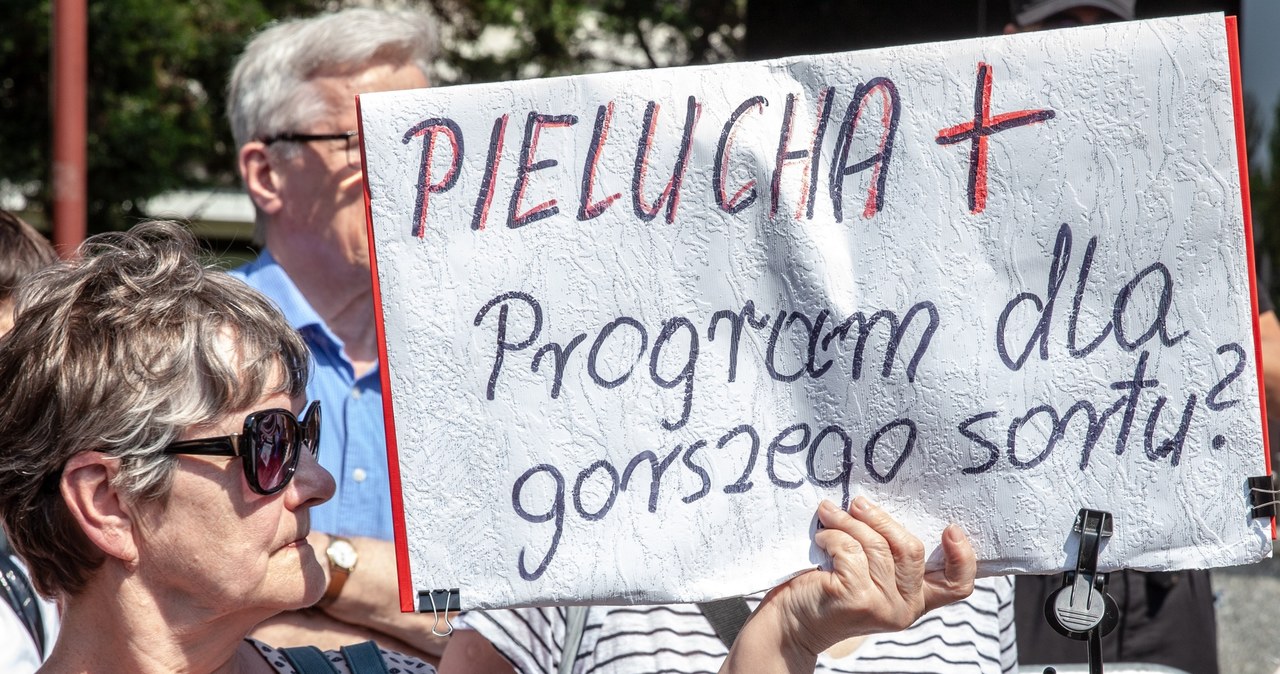 Protestujący również dostrzegają niedopatrzenia rządu /Grzegorz Banaszak /Reporter