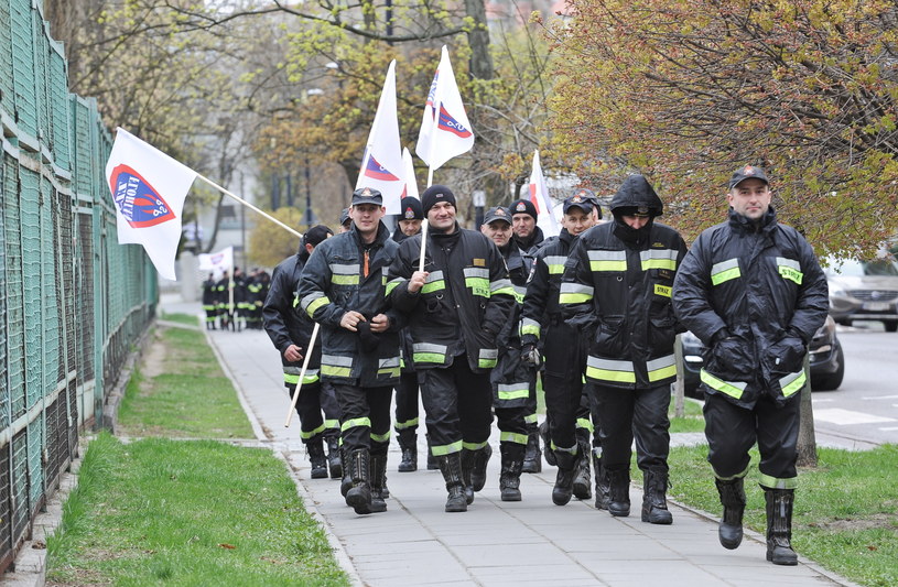 Protestujący strażacy /Marcin Obara /PAP