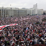 Protestujący tłum w okolicy siedziby prezydenta. Łukaszenka na nagraniu z karabinem w ręce