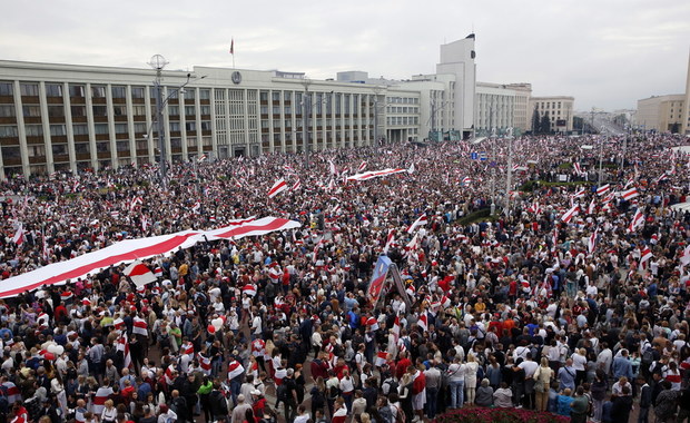 Protestujący tłum w okolicy siedziby prezydenta. Łukaszenka na nagraniu z karabinem w ręce