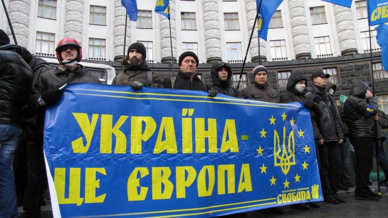 Protestujący trzymają baner z napisem: Ukraina chce Europy /Przemysław Marzec /RMF FM