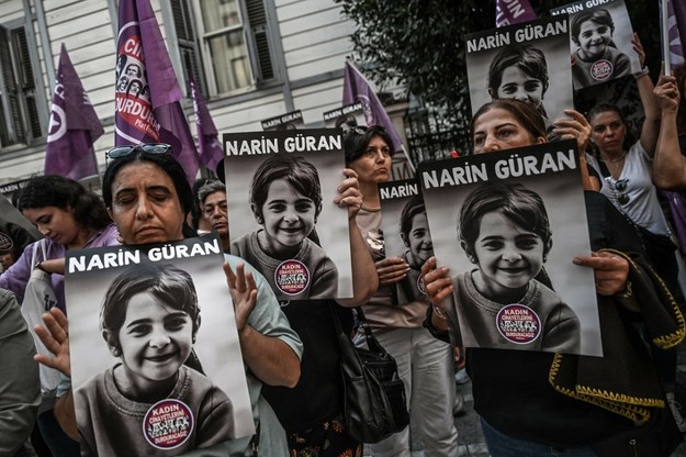 Protestujący trzymający plakaty z wizerunkiem zamordowanej ośmioletniej Narin Guran /OZAN KOSE/AFP /East News