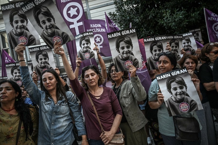 Protestujący trzymający plakaty z wizerunkiem zamordowanej ośmioletniej Narin Guran /OZAN KOSE/AFP /East News