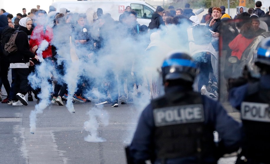 Protestujący uczniowie naprzeciw szturmowych oddziałów policji w Montpellier na południu Francji /GUILLAUME HORCAJUELO  /PAP/EPA