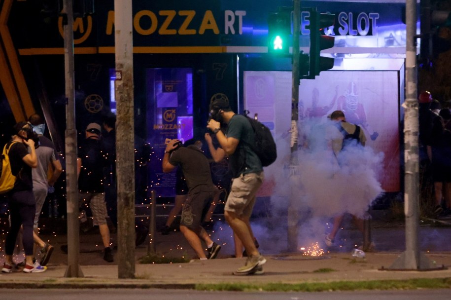 Protestujący w Belgradzie i chmura gazu łzawiącego /	ANDREJ CUKIC /PAP/EPA