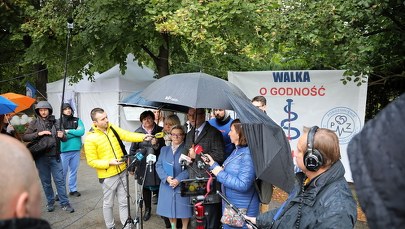 Protestujący w białym miasteczku chcą rozmawiać z premierem